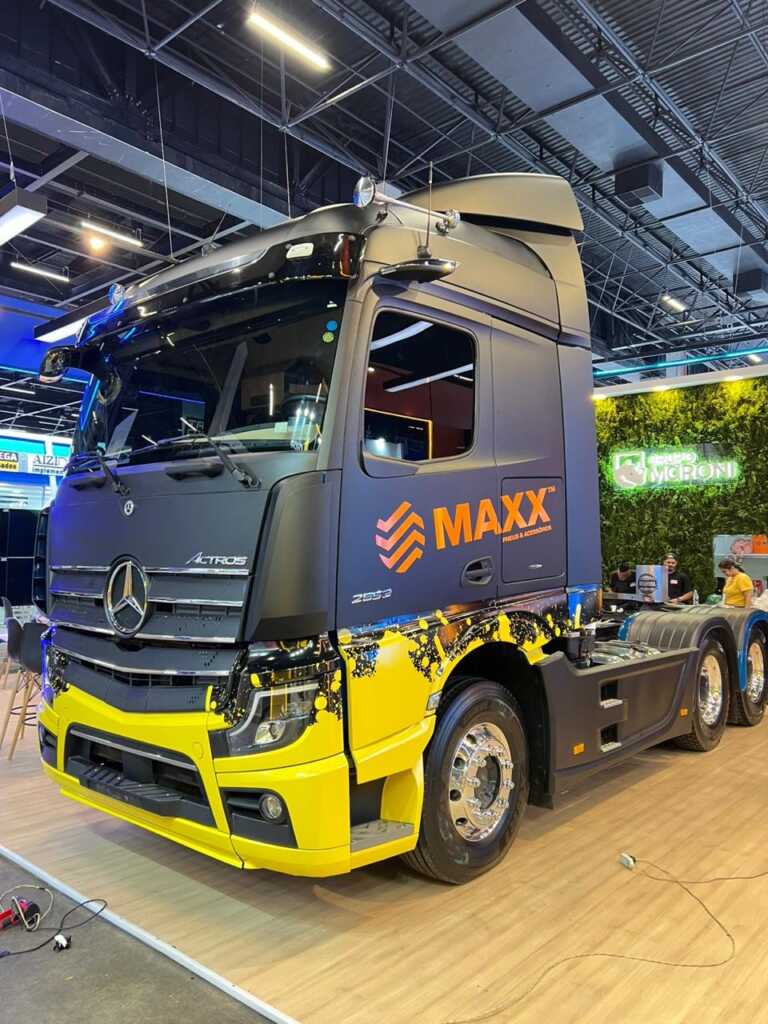 Caminhão Mercedes envelopado pela Emfoco Print em estande de evento.