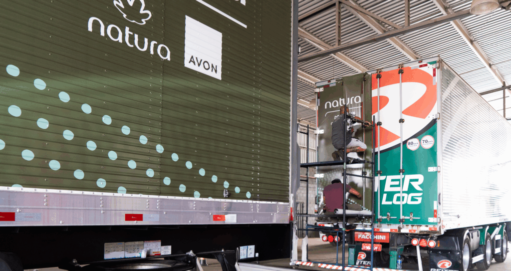 Caminhões envelopados para Natura e Reiter.